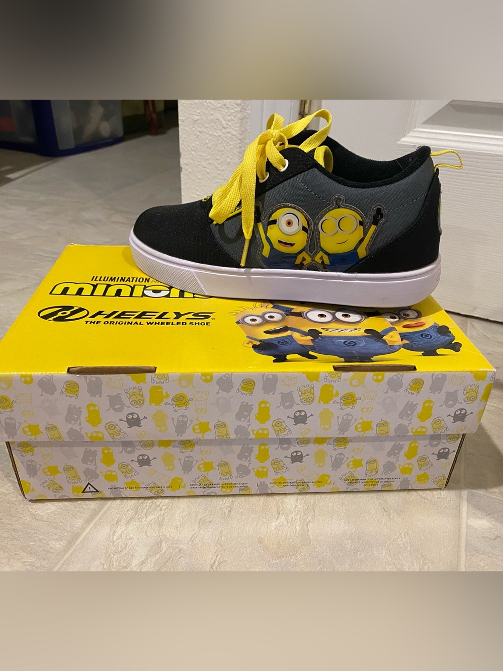 Heelys Kids' Minions Black and Yellow Lace-Up Skate Sneaker, Youth Size 5